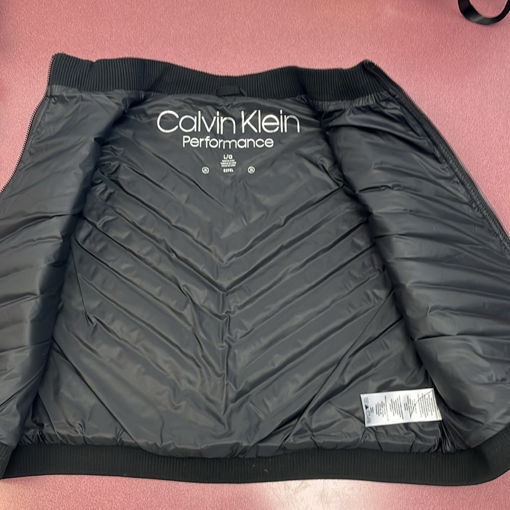Calvin Klein puffer vest. Animal print. Cropped. Water repellent. Size Large EUC - Picture 3 of 6